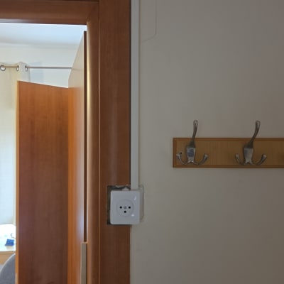 שקע חשמלי מותקן ליד דלת עץ