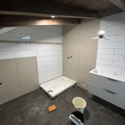 חדר אמבטיה בשיפוץ עם אריחים וכלים סניטריים