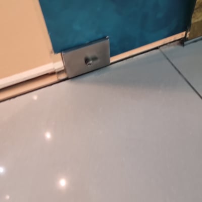 רצפת זכוכית עם חיבור מתכת בקצה