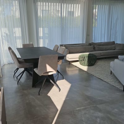 ארגז כלים עם כבלים ליד שולחן אוכל