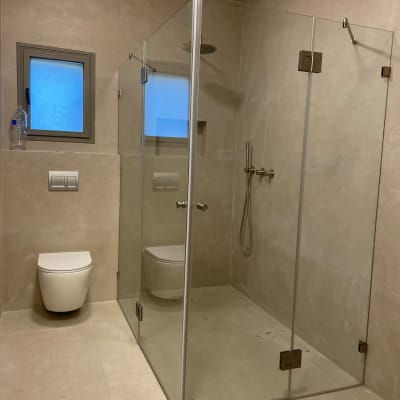 מקלחון זכוכית בחדר אמבטיה מודרני