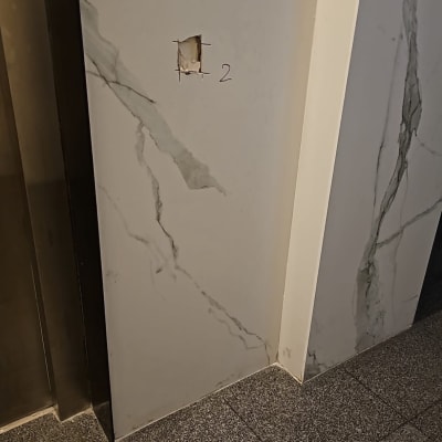 חור בקיר שיש עם סימון מספר 2