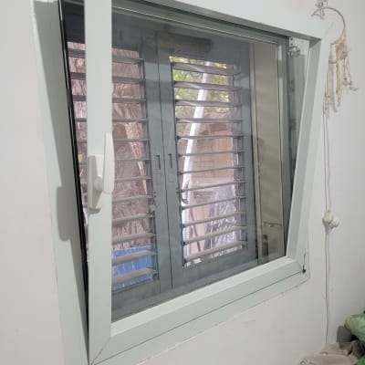 חלון עם תריסים פתוחים בחדר