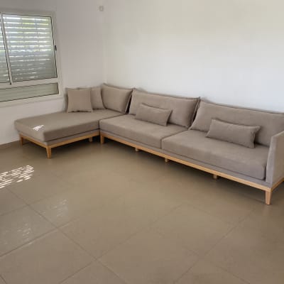 ספה מרופדת בצבע בז