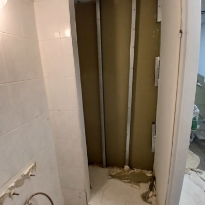 חדר אמבטיה בשיפוץ עם קירות פתוחים