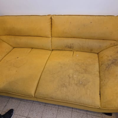 ספה צהובה עם כתמים ולכלוך, לפני ניקוי