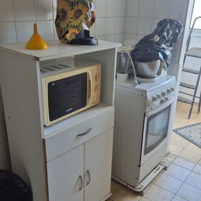 מטבח עם מיקרוגל ותנור, משפך צהוב