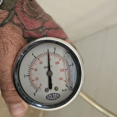 מד לחץ עם יד מקועקעת, קשור לייבוש