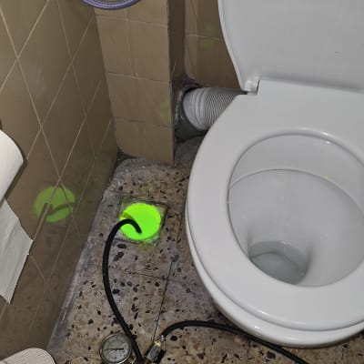 בדיקת נזילות בשירותים עם ציוד מקצועי