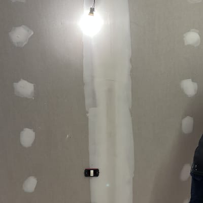 נורה חשמלית תלויה על קיר עם שקעים