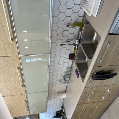 ארונות מטבח מעץ עם ידיות מתכת