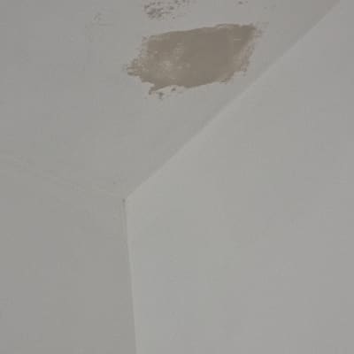 תיקון טיח בתקרה עם כתם חום