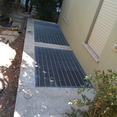 שני מסגרות מתכת על רצפת בטון ליד קיר