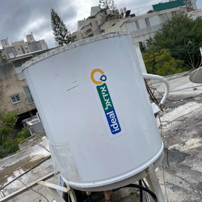 דוד שמש על גג עם מדבקת מותג אידאל