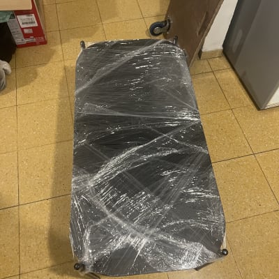 עגלת הובלה עטופה בניילון על רצפה