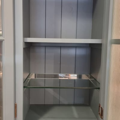 מדף זכוכית בארון פתוח עם דלתות עץ