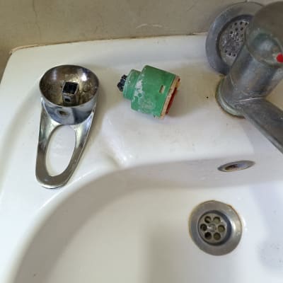 ברז מפורק עם חלקים על כיור