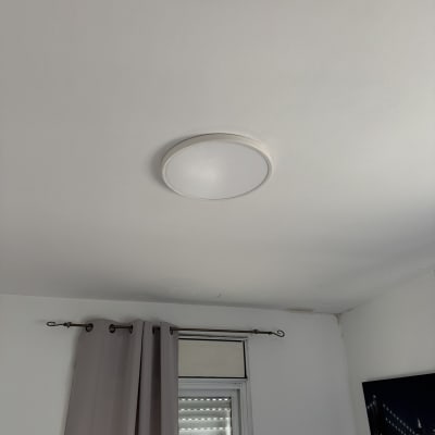 מנורה עגולה מותקנת על תקרה לבנה