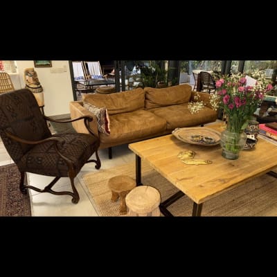 סלון עם ספה וכורסאות, שולחן עץ ופרחים