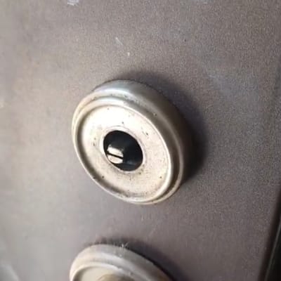 מנעול דלת מתכת עם צילינדר