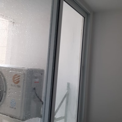 חלון אלומיניום עם מסגרת לבנה