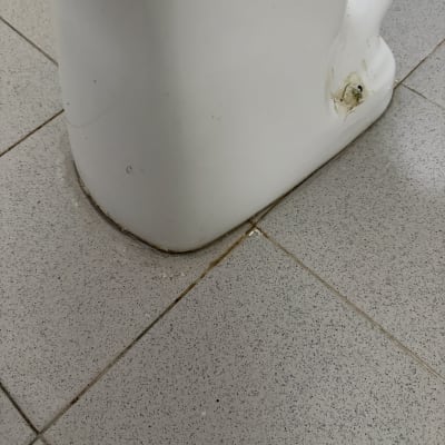 בסיס אסלה על רצפת אריחים עם לכלוך