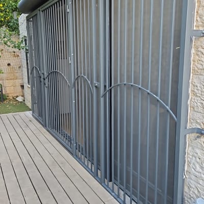 סורגים מתכתיים על חלונות זכוכית גדולים