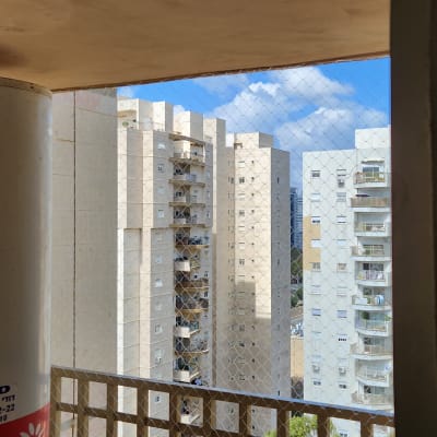 רשת הגנה על מרפסת למניעת כניסת יונים