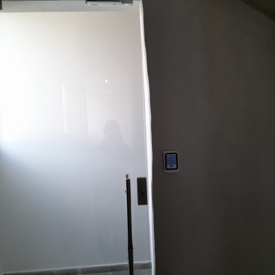 דלת זכוכית עם מקלדת כניסה ליד