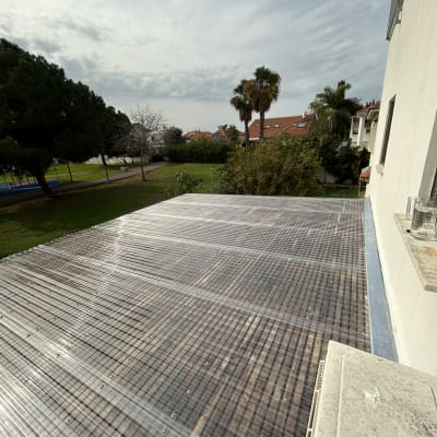 גג פלסטיק שקוף על מבנה ליד גינה