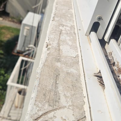 חלון עם מסגרת מתכת ואיטום מתקלף