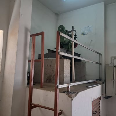 מעקה מתכת סביב מכונה על במה מוגבהת