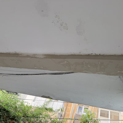 תיקון איטום בתקרה עם סימני רטיבות