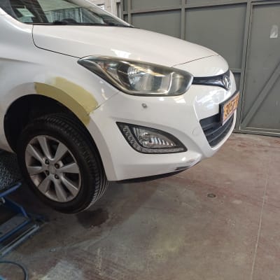 רכב על ליפט עם תיקון פגוש קדמי