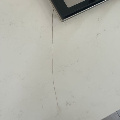 שיש עם סדק ליד כיריים