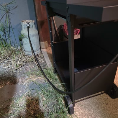 מיכל גז מחובר לגריל בחצר