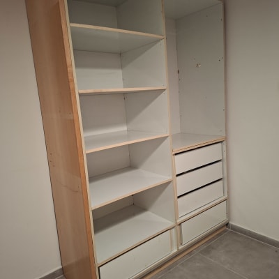 ארון עץ עם מדפים ומגירות בחדר ריק