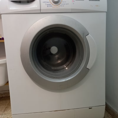 מכונת כביסה עם כפתורים ותצוגה דיגיטלית