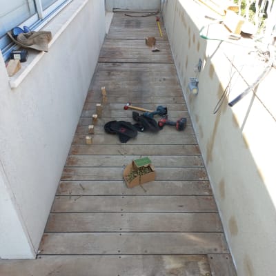 כלי עבודה וברגים על רצפת עץ במרפסת