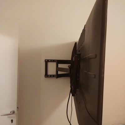 טלוויזיה מותקנת על זרוע קיר מתכווננת