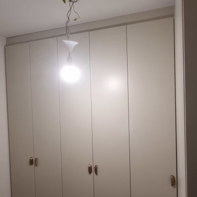 ארון בגדים עם דלתות סגורות ותאורה תלויה