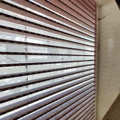 רשת למניעת כניסת יונים על חלון