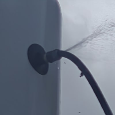 צינור מחובר לדוד שמש עם דליפת מים