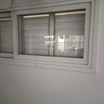 חלון זכוכית עם תריסים סגורים