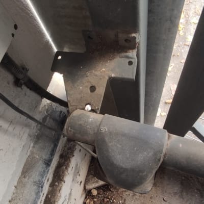 מנוע חשמלי לשער עם חיבורים וכבלים