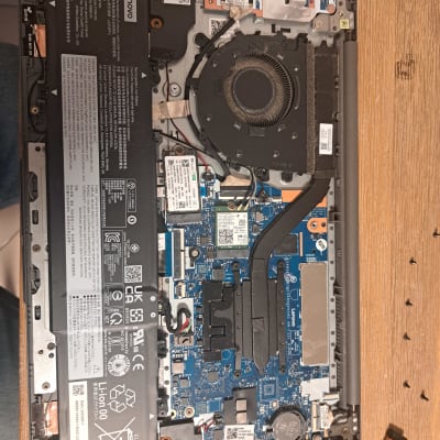 תמונה של לוח אם ומאוורר בתוך מחשב נייד