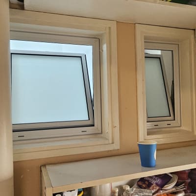 מדף עם חלונות אלומיניום ומוצרי ניקוי