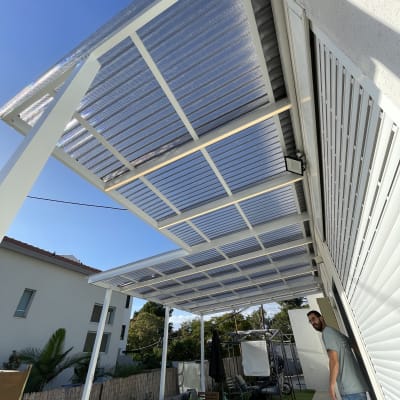 פרגולה מאלומיניום עם גג שקוף למחצה