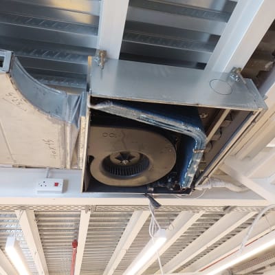 מערכת מיזוג אוויר בתקרה עם מאוורר וצינורות חשמל