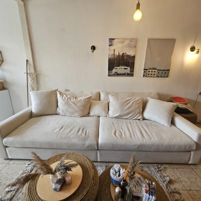 ספה נקייה עם כריות בחדר מואר